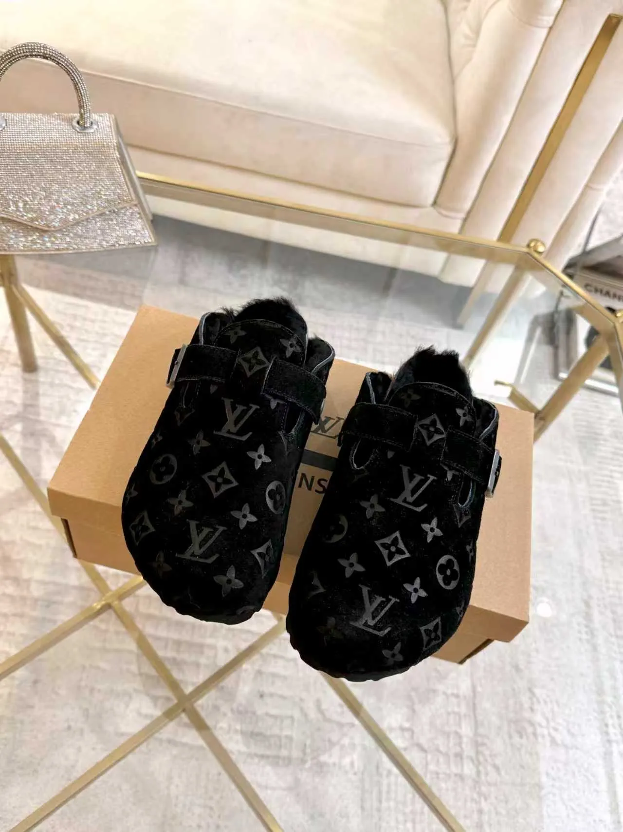 p600 ✨ LV wool slippers for couples｜Even the toes exude a sense of luxury ✨ We have achieved the ultimate restoration of the "high version" of this pair of LV classic Birkenstock slippers, with the mark of luxury in every detail. 👫 ▫️ Original jacquard with delicate cowhide leather, retro texture is at your fingertips; ▫️ 100% pure wool lining, wearing barefoot is like stepping on clouds, skin-friendly, breathable and not sweaty; ▫️ Three-dimensional toe cap + non-slip rubber sole, safe and secure when walking in the wind.  The belt buckle and presbyopia elements are embellished, revealing the aura of a big-name brand in a low-key manner. Whether it is on a date or out on the street, every step is like walking in the middle of a show.  Pair it with jeans for a lazy and casual look; with a coat and skirt, it will look elegant. With one pair of shoes, you can easily switch between multiple styles, and you never have to be deliberate about the sense of luxury.  #LVcouples #high-endwear #lightluxurylife #quality recommendation Fabric: classic presbyopia/imported sheepskin/classic jacquard fabric Lining: imported wool lining Sole: original rubber sole Size: Female 35-41 Male 38-46